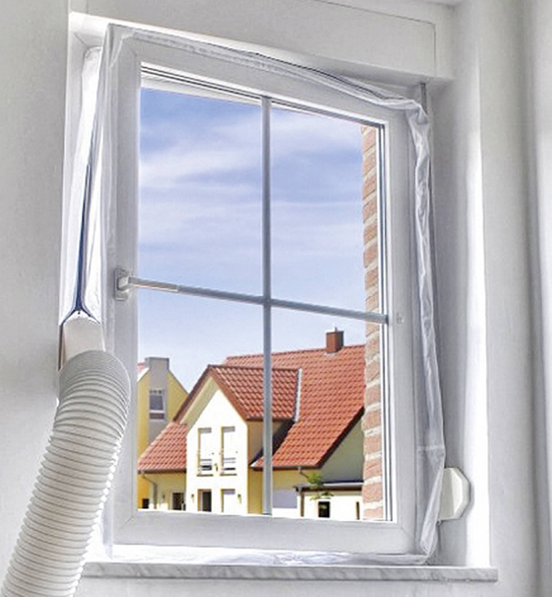 Ett halvöppet fönster med tätningsfilm, genom vilket man ser gula och röda hus med blå himmel i bakgrunden.