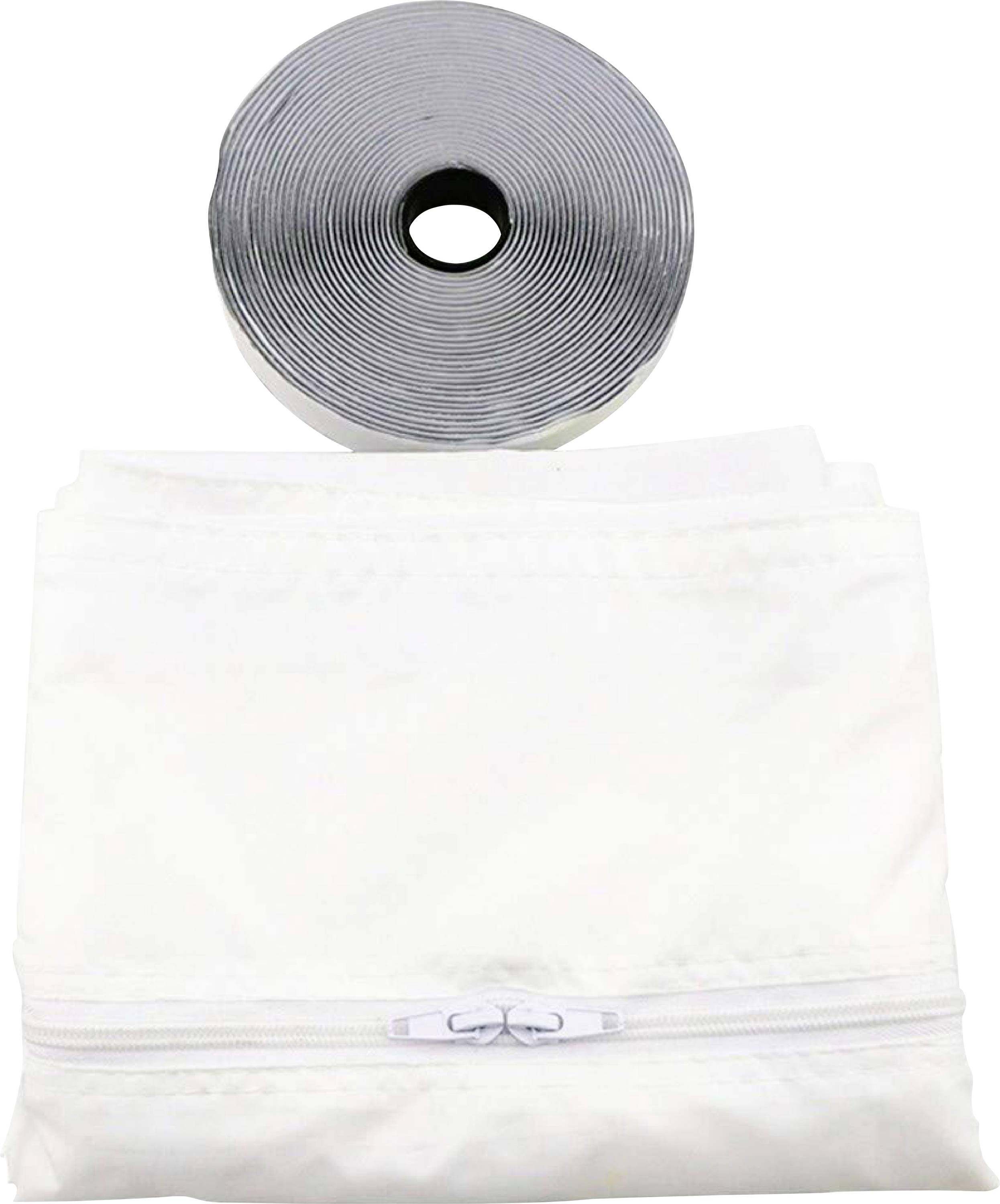 Ett vitt myggnät med dragkedja ligger hopvikt framför en stor, upprullad rulle aluminiumtejp på vit bakgrund.