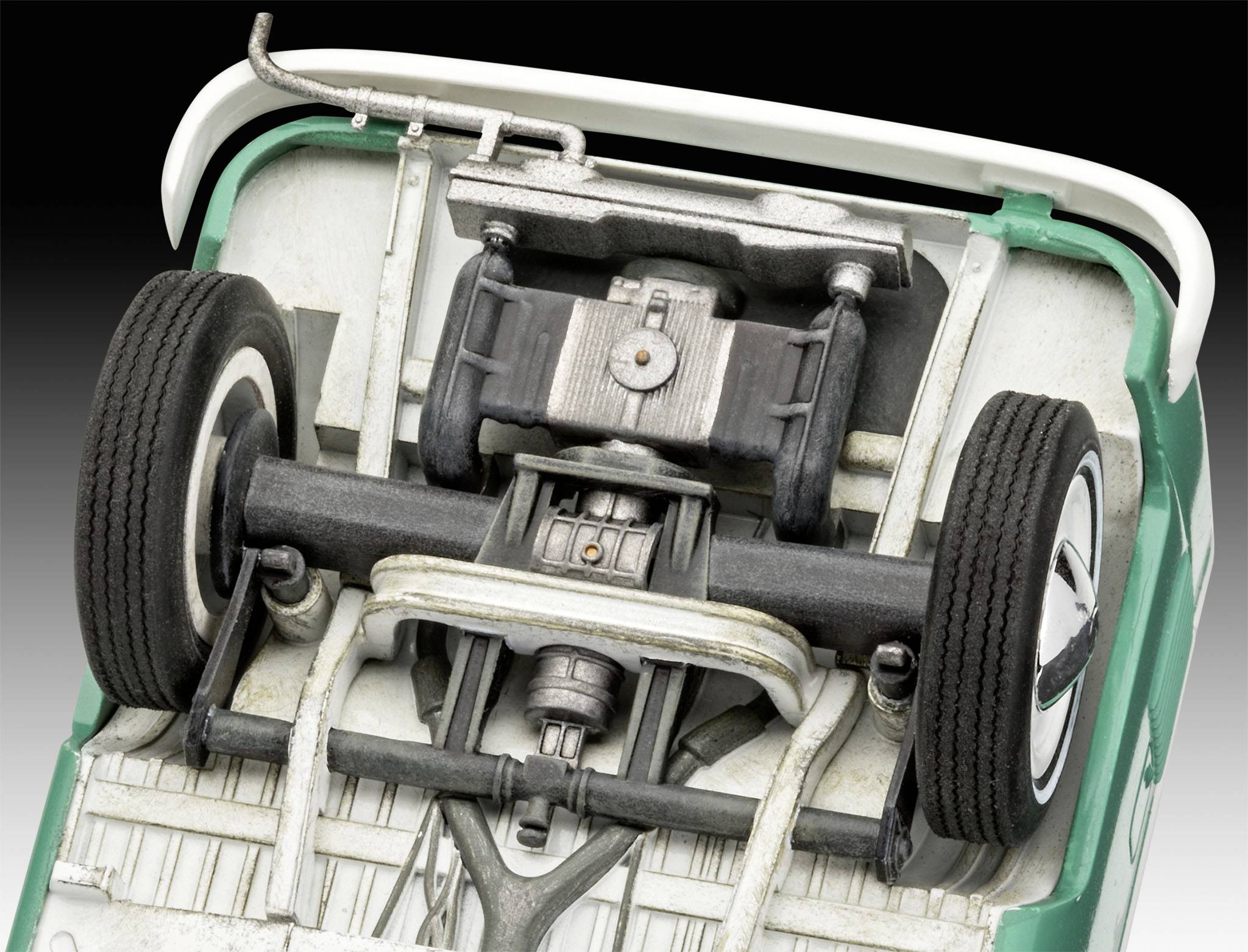 Nedre vy av en leksaksbil med detaljerad framställning av chassit, inklusive axlar och hjul, på svart bakgrund.