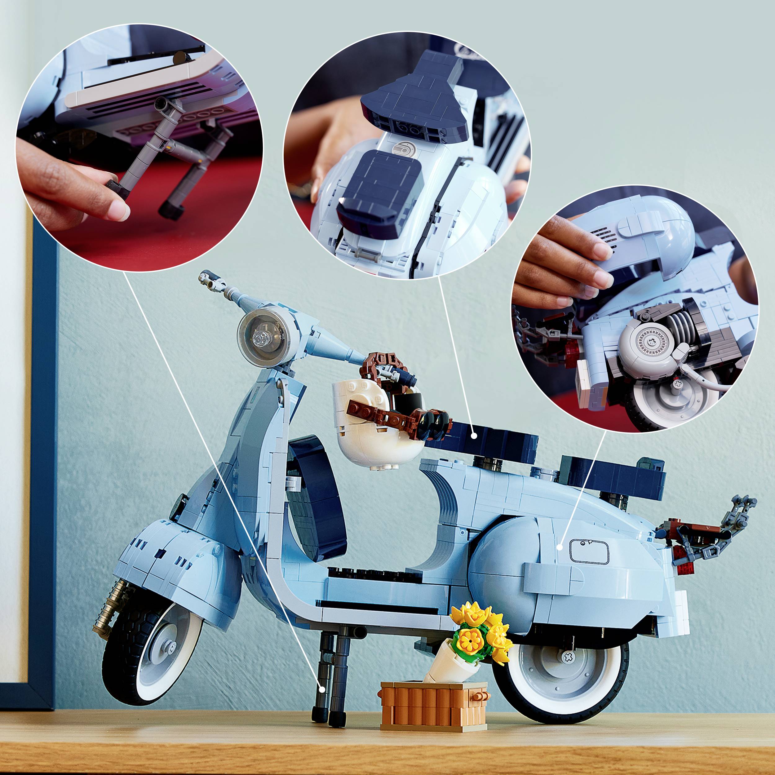 Detaljrik modell av en blå Vespa gjord av LEGO. Närbilda bilder visar ratten, den övre kåpan och motorn.