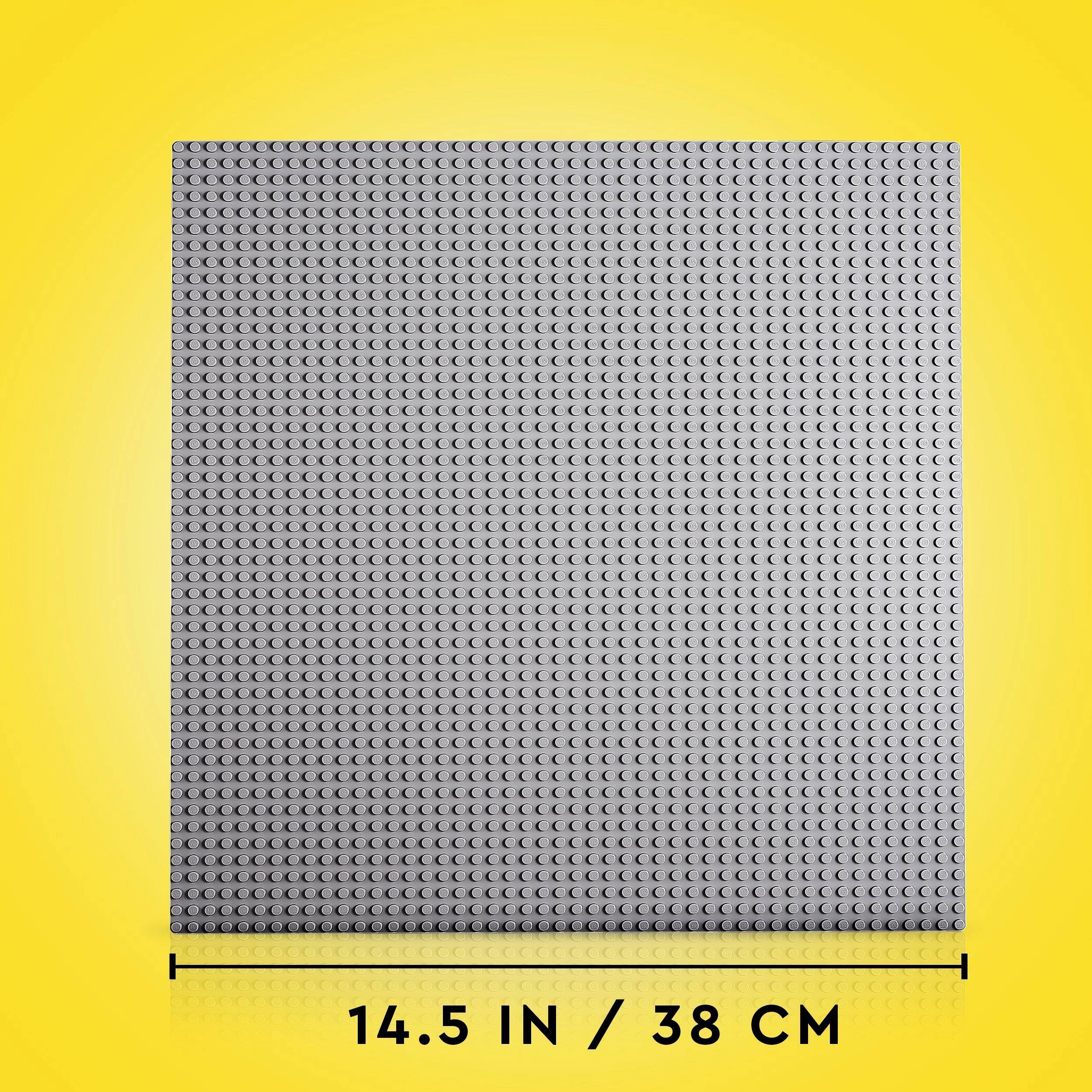LEGO-platta: 14,5 tum / 38 cm bred. Kvadratisk grå basplatta på gul bakgrund.