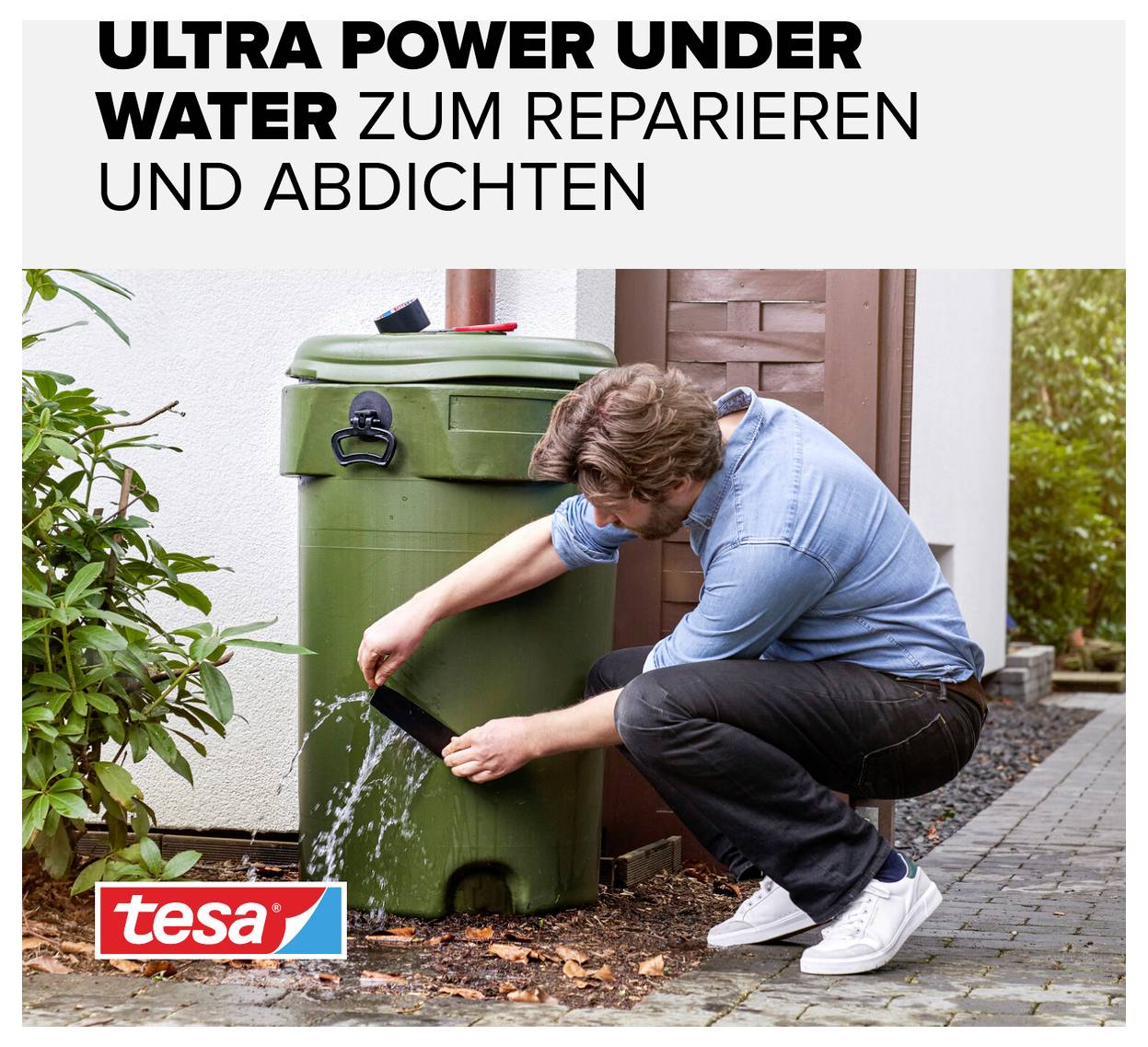En man reparerar ett hål i en grön soptunna med ett svart tejp. Text överst: 'Ultra Power Under Water för reparation och tätning'.