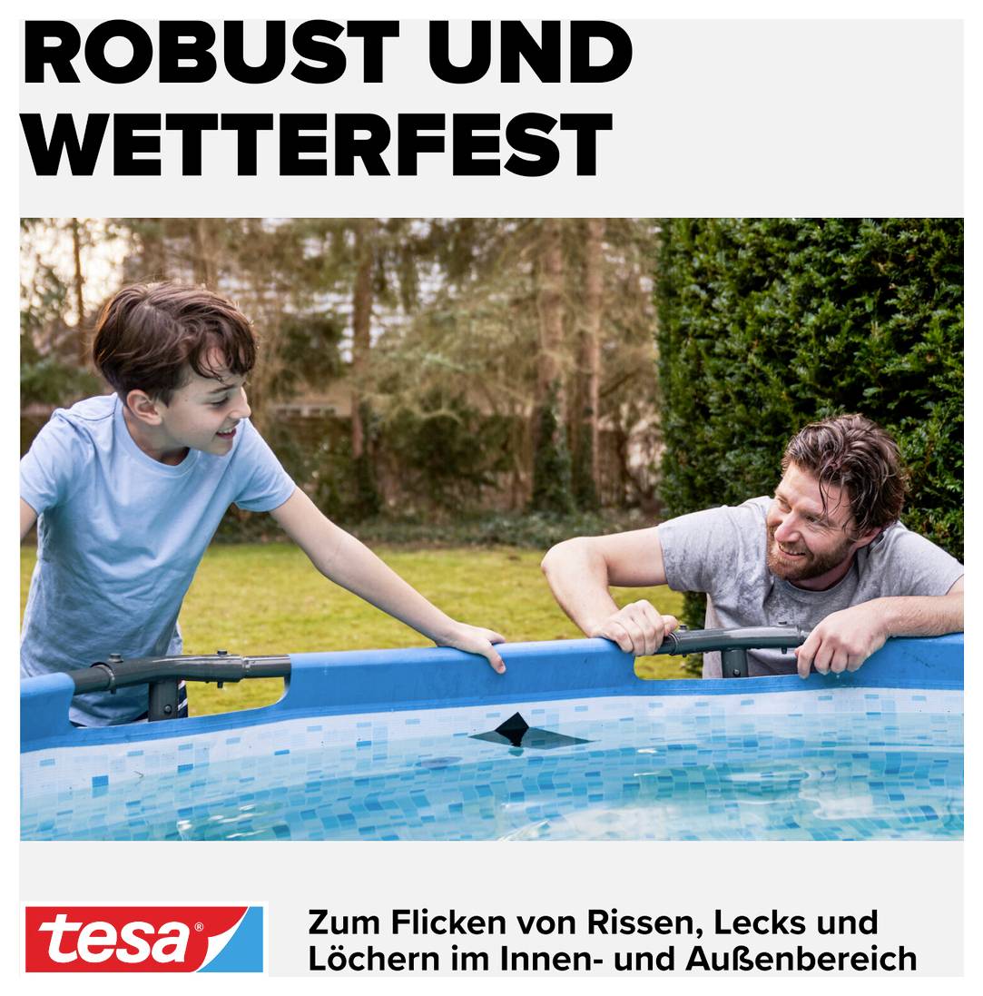 Far och son reparerar tillsammans en utomhuspool med tesa-tejp. Ovanför står det 'ROBUST OCH VÄDERBESTÄNDIG', nedanför 'För lagning av sprickor, läckor och hål inomhus och utomhus'.