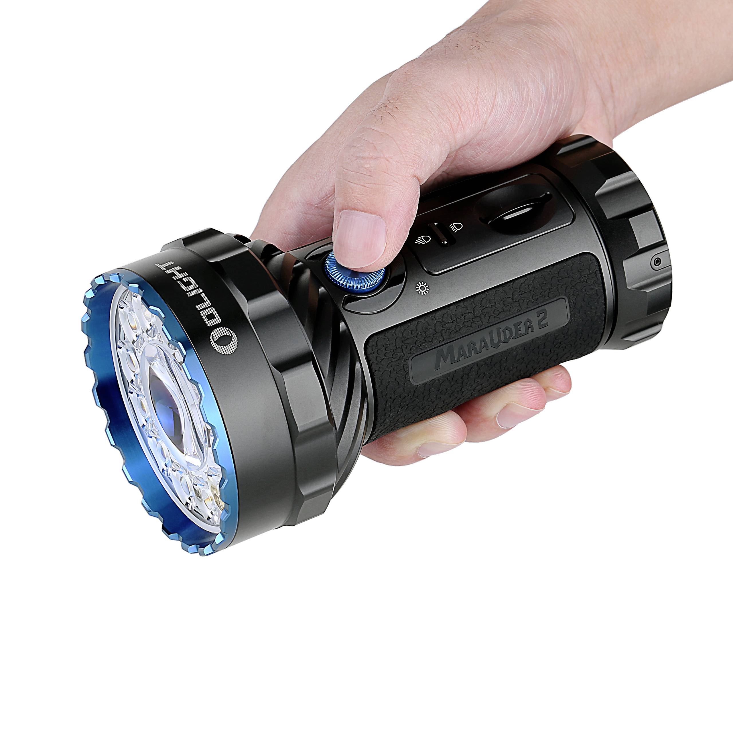 En hand håller en kraftfull ficklampa med blå reflektor och svart grepp, modell 'Olight Marauder 2'.