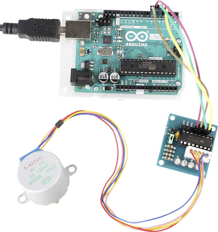 En Arduino UNO ansluten till en stegmotor och en drivmodul. Färgglada kablar skapar en kretsförbindelse.