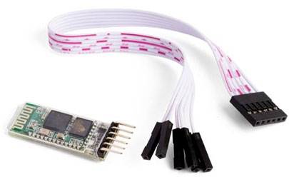 Ett elektroniskt Bluetooth-modul med fem anslutningskablar. Modulen används för trådlös kommunikation i elektronikprojekt.