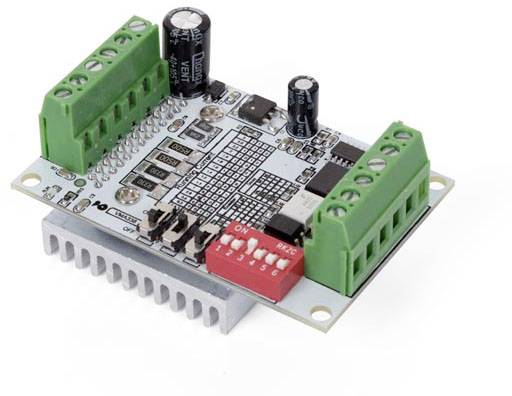 En elektronisk styrkrets med gröna klämmor, en kylfläns och röda DIP-switchar. Används för motorkontroll.