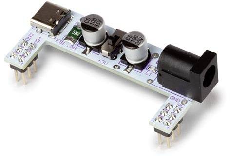 Ett elektroniskt modul med USB- och kontaktanslutning, utrustad med kondensatorer och stift, används för spänningsreglering.