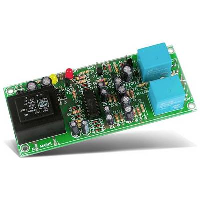 En grön kretskort med olika elektroniska komponenter, inklusive motstånd, kondensatorer och två blå reläer.