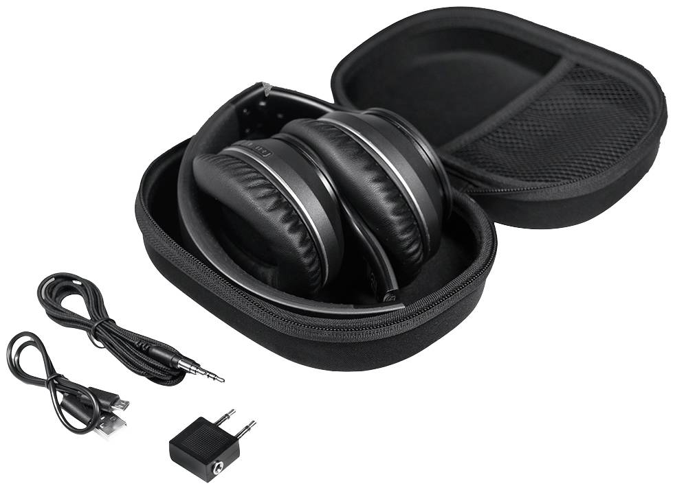 En svart hörlurar ligger i ett öppet skyddsfodral. Bredvid finns en USB-kabel, en audiokabel och en nätadapter.
