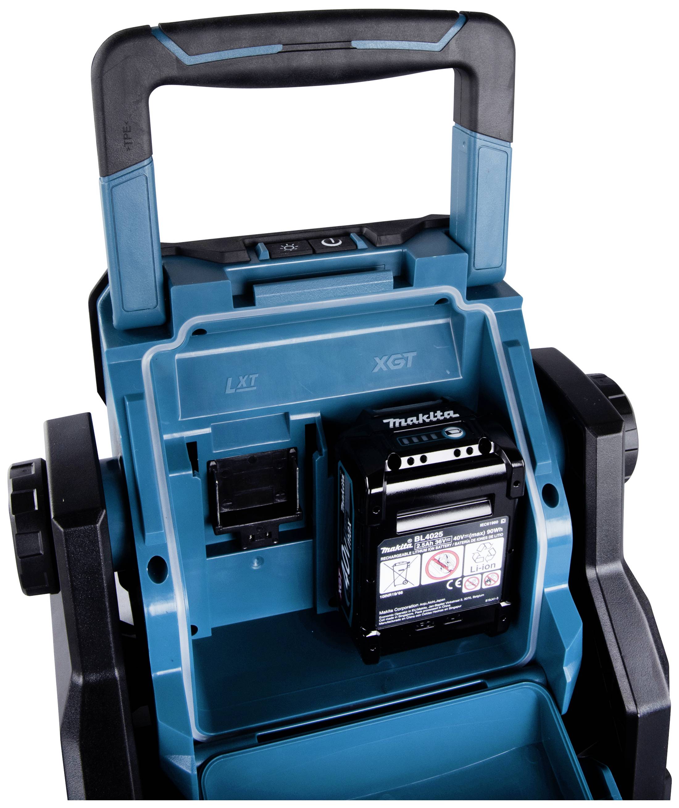 Bilden visar en bärbar Makita-enhet i blått och svart med ett isatt batteripaket.
