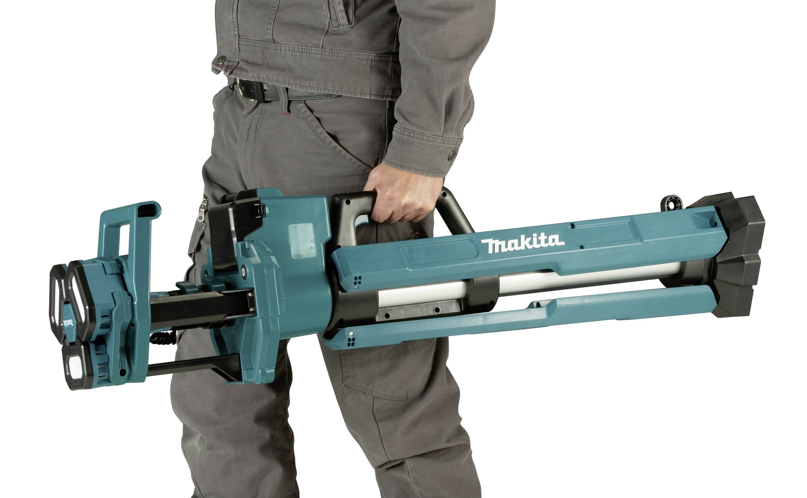 En person håller en blå Makita-blandare. Blandaren har ett ergonomiskt handtag och en robust design för byggnadsarbeten.