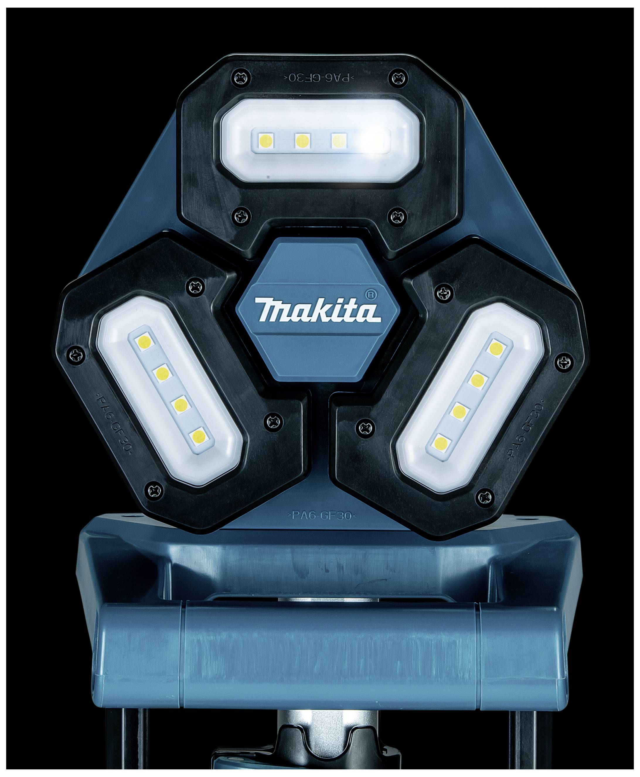 Bärbar arbetsbelysning från Makita med tre rektangulära LED-paneler och en central logotyp, lämplig för arbetsplatsbelysning.