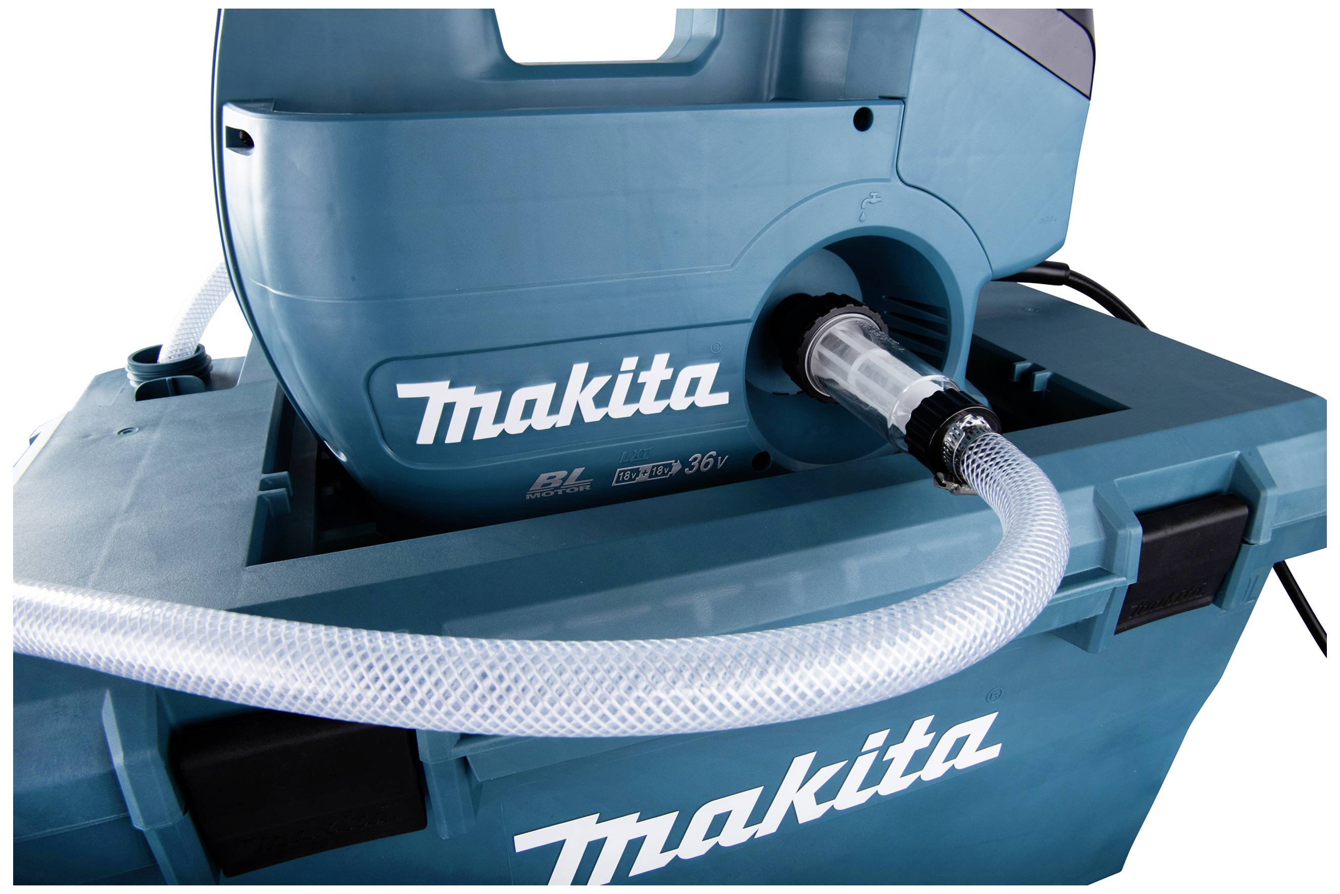 En blå dammsugare med 'Makita'-logotypen är ansluten till en behållare. En genomskinlig slang förbinder enheterna.