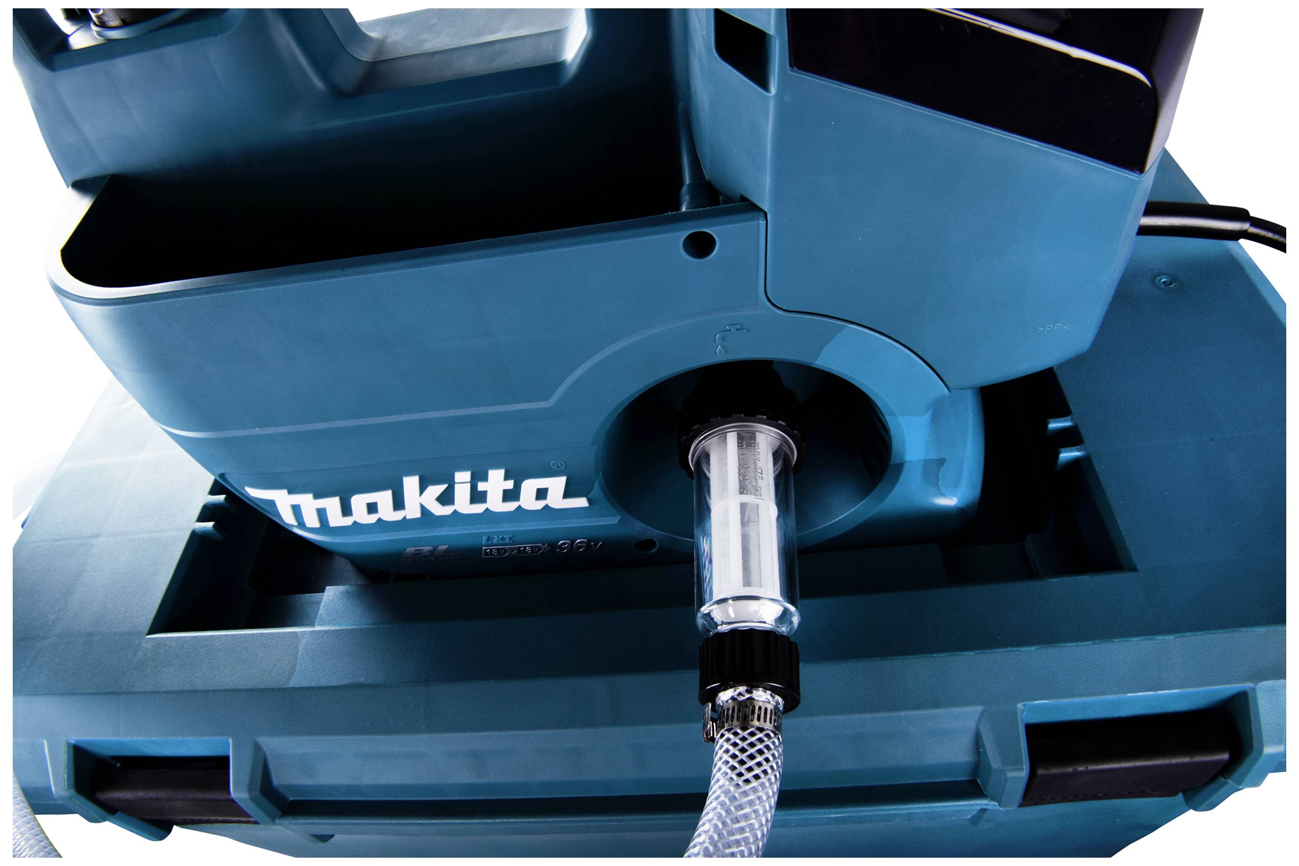 En blå Makita-dammsugare med slanguttag. Varumärket 'Makita' är tydligt synligt.