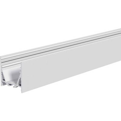 Vit metallinjär LED-armatur med lång platt diffusor och silverfärgade monteringskanaler, visad på en vit bakgrund.