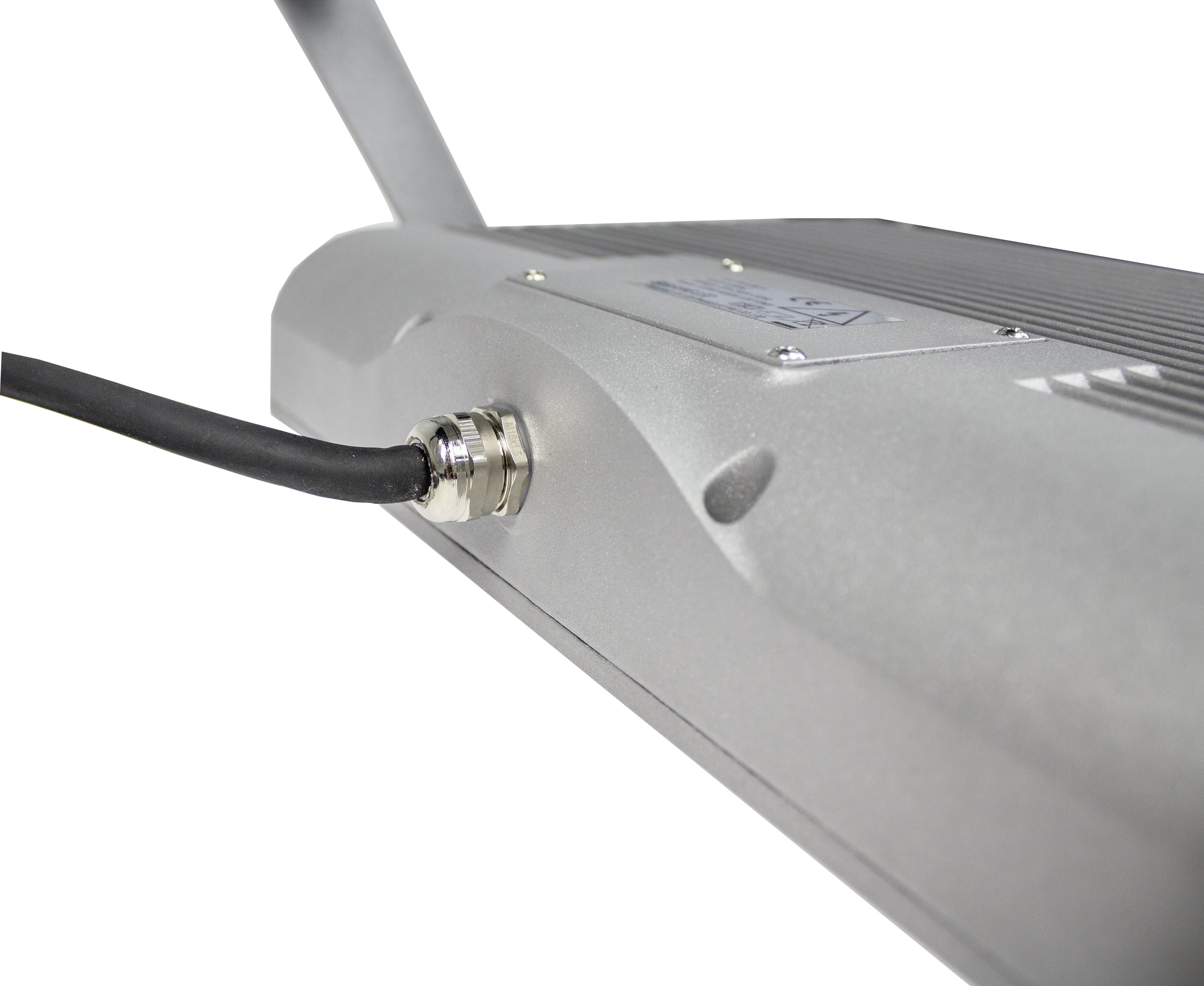 En silverfärgad elektronisk enhet med en ansluten svart kabel som slutar på vänster sida av ett metalliskt hölje.