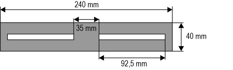 Ett rektangulärt objekt, 240 mm långt och 40 mm högt, med två horisontella slitsar. Den första slitsen är 35 mm lång, den andra 92,5 mm.