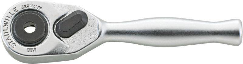 En silver skralle med ergonomiskt grepp. Påskrift 'Stahlwille Germany'. Lämplig för användning i verkstaden.