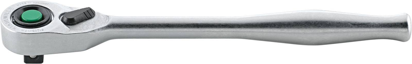 En silverfärgad spärrnyckeln med ergonomiskt handtag, grön knapp och svart spak för riktningsändring. Lämplig för arbete med skruvar.