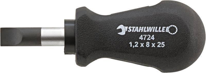 En svart skruvmejsel med kort handtag och brett, plant slut. Märkning: 'STAHLWILLE 4724, 1,2 x 8 x 25'.