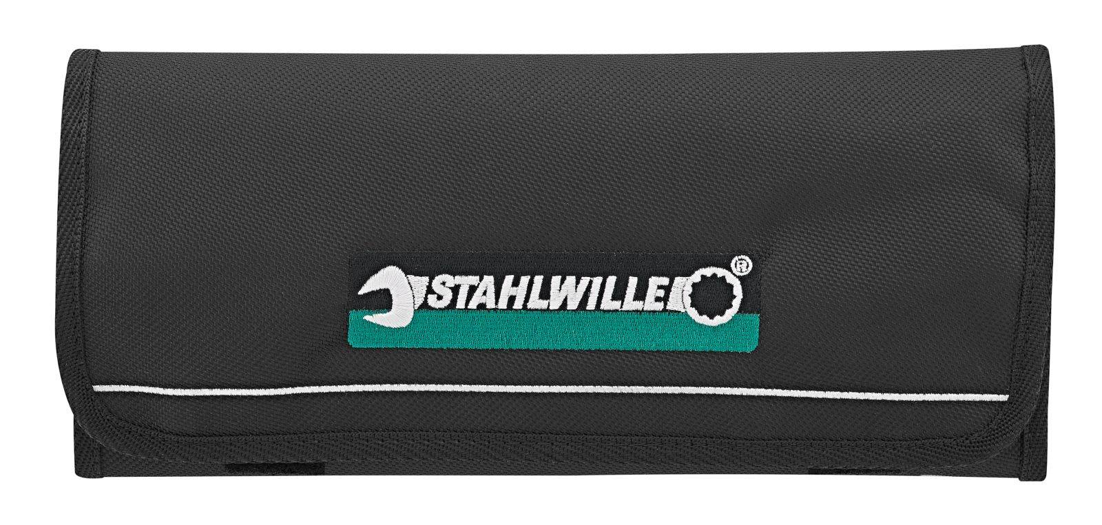 Svart verktygväska med 'STAHLWILLE'-logotyp centrerad längst fram, under denna en vit linje och ett grönt band.