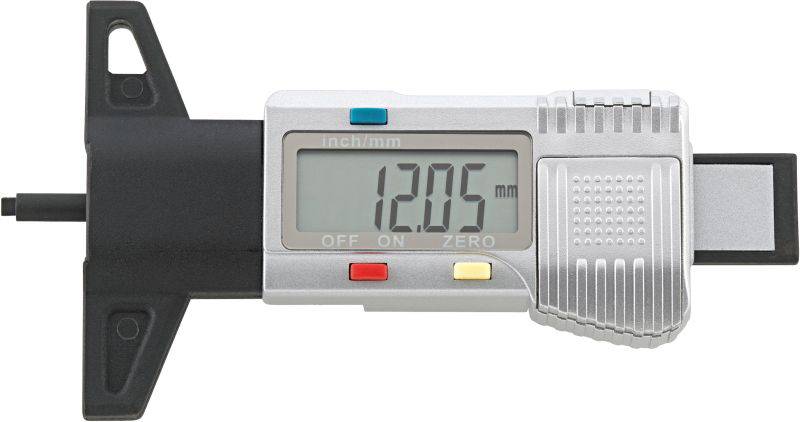 Digital skjutmått visar mätvärdet 12,05 mm på LCD-skärmen.