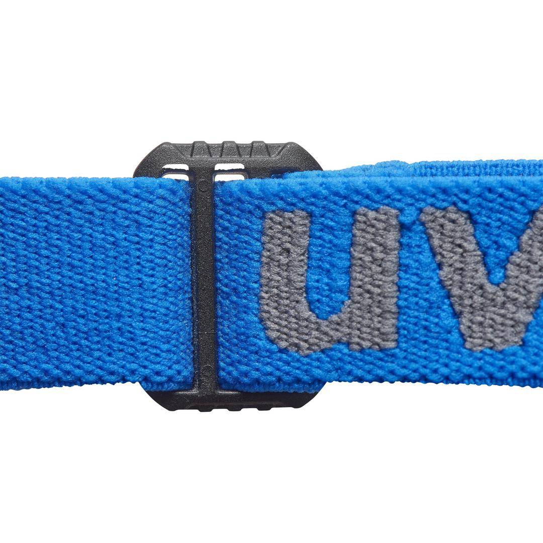 Blått tygband med grå text 'UV', fäst med ett svart plastspänne.
