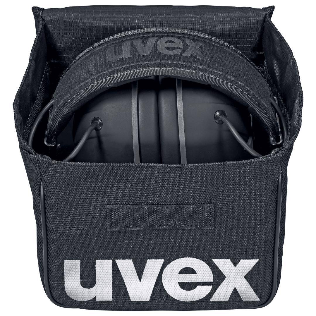 Svart Uvex-hörselskydd, ihopvikt och förvarad i en öppen väska med vitt Uvex-logotyp.