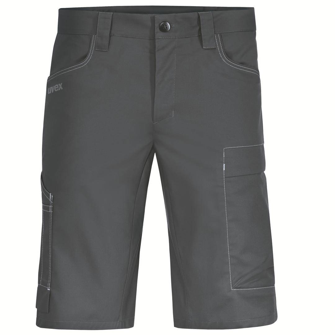 Gråa arbetsshorts som når ner till knäna, med flera fickor och robusta sömmar. Lämpliga för hantverksyrken och utomhusaktiviteter.