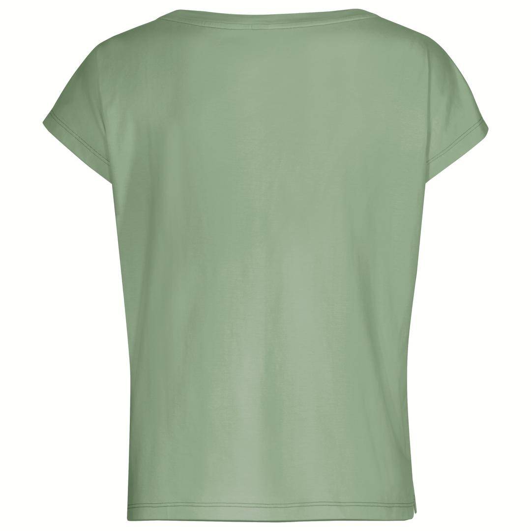 Bakifrån av en enkel, grön t-shirt med korta ärmar, placerad på en neutral, vit bakgrund.