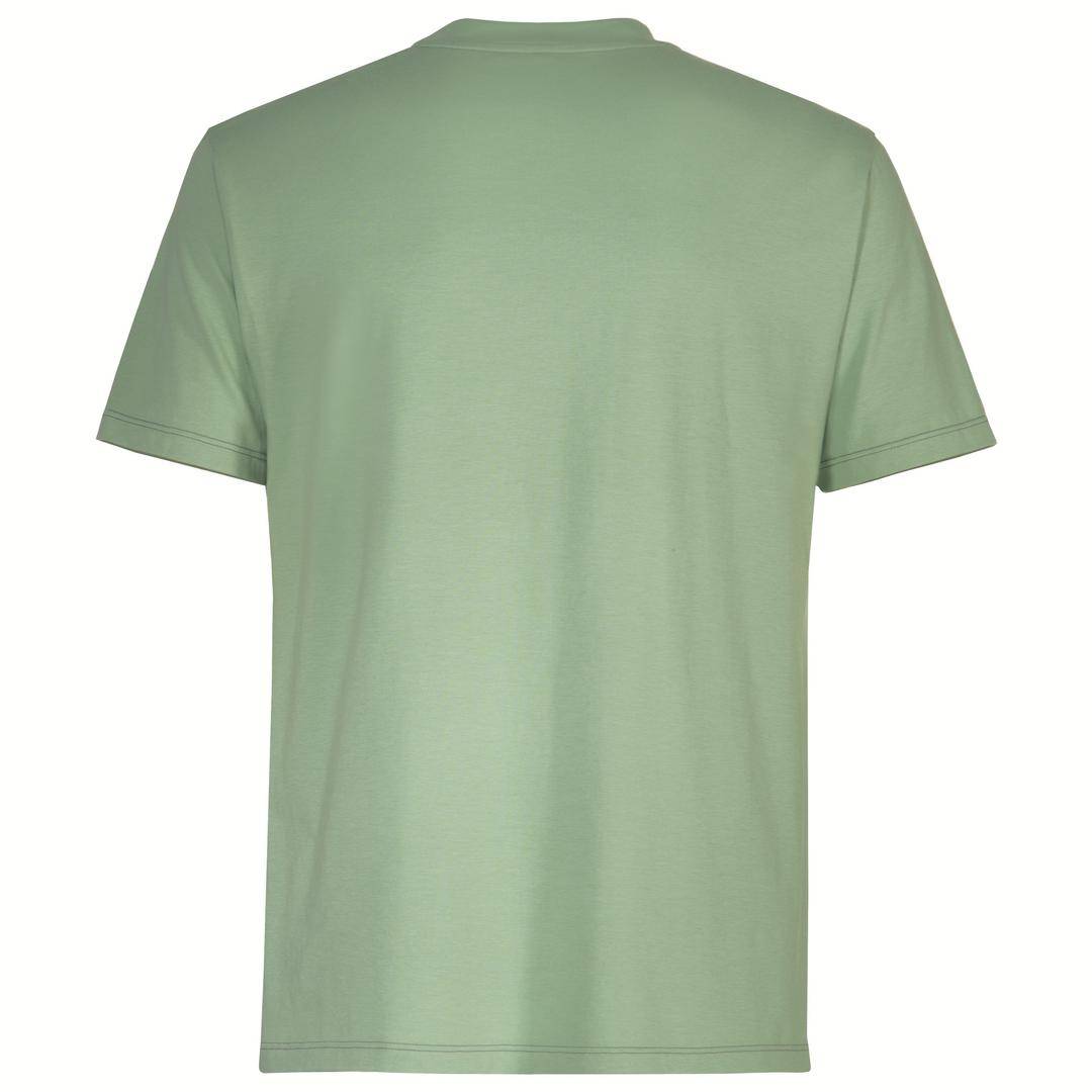 Grön t-shirt, sedd bakifrån, kortärmad, gjord av mjukt tyg.