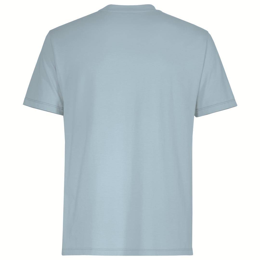 En enkel, ljusblå t-shirt, sedd bakifrån.