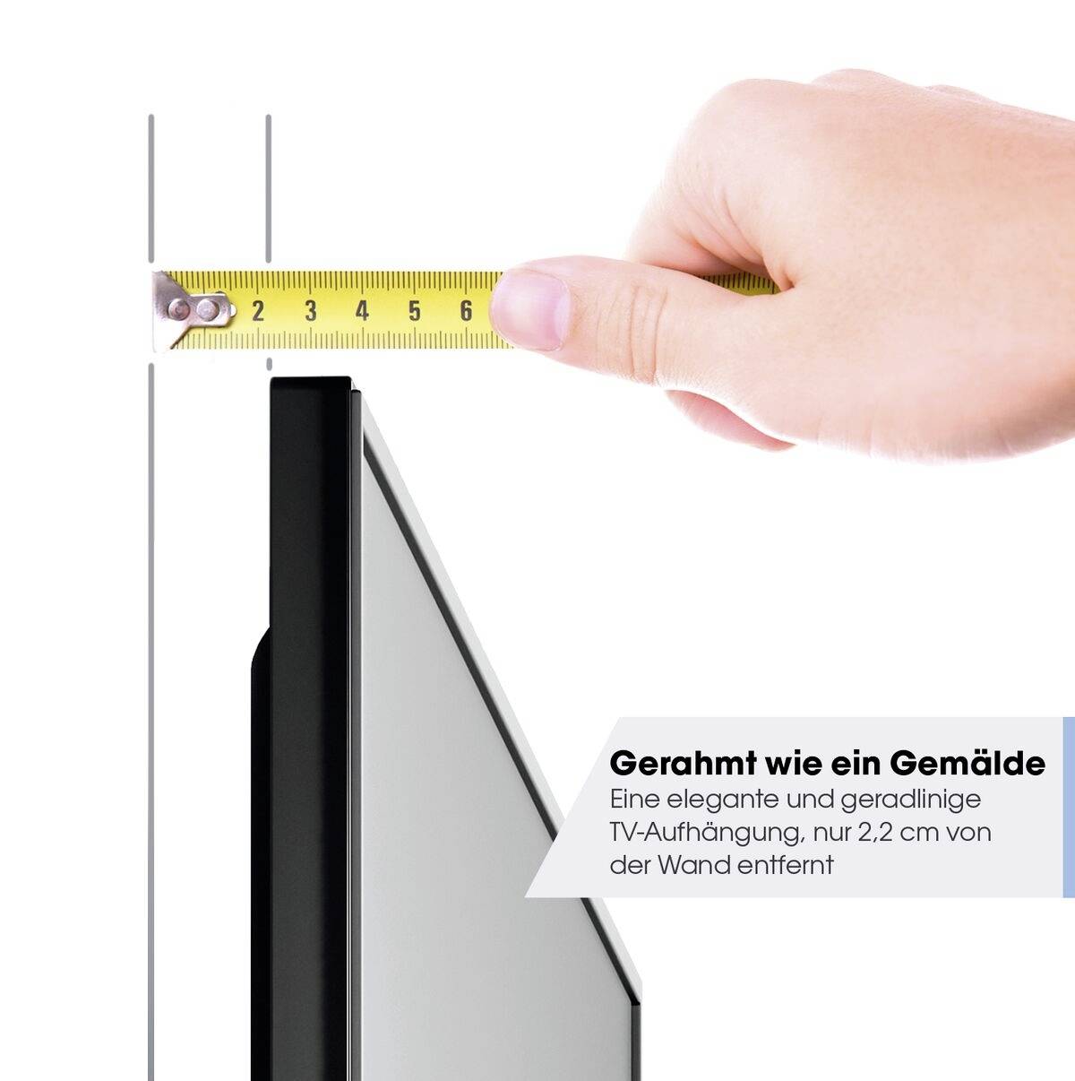 Hand håller måttband och mäter avståndet mellan vägg och ultratunn TV; texten betonar elegant, väggnära montering på 2,2 cm.