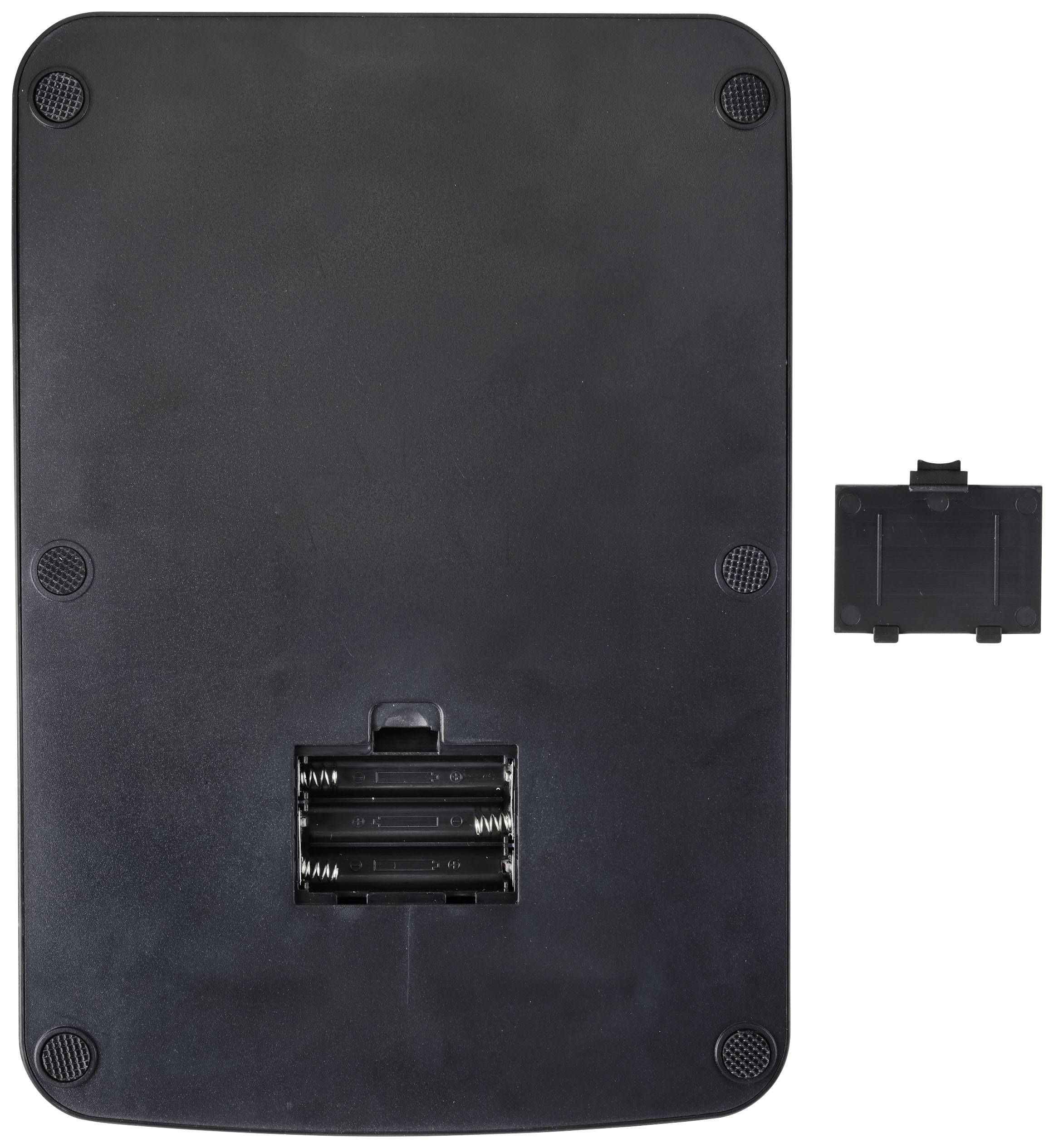 Svart plastbaksida på en elektronisk enhet med ett öppet batterifack som rymmer tre AA-batterier. Batterifackets lock ligger bredvid.