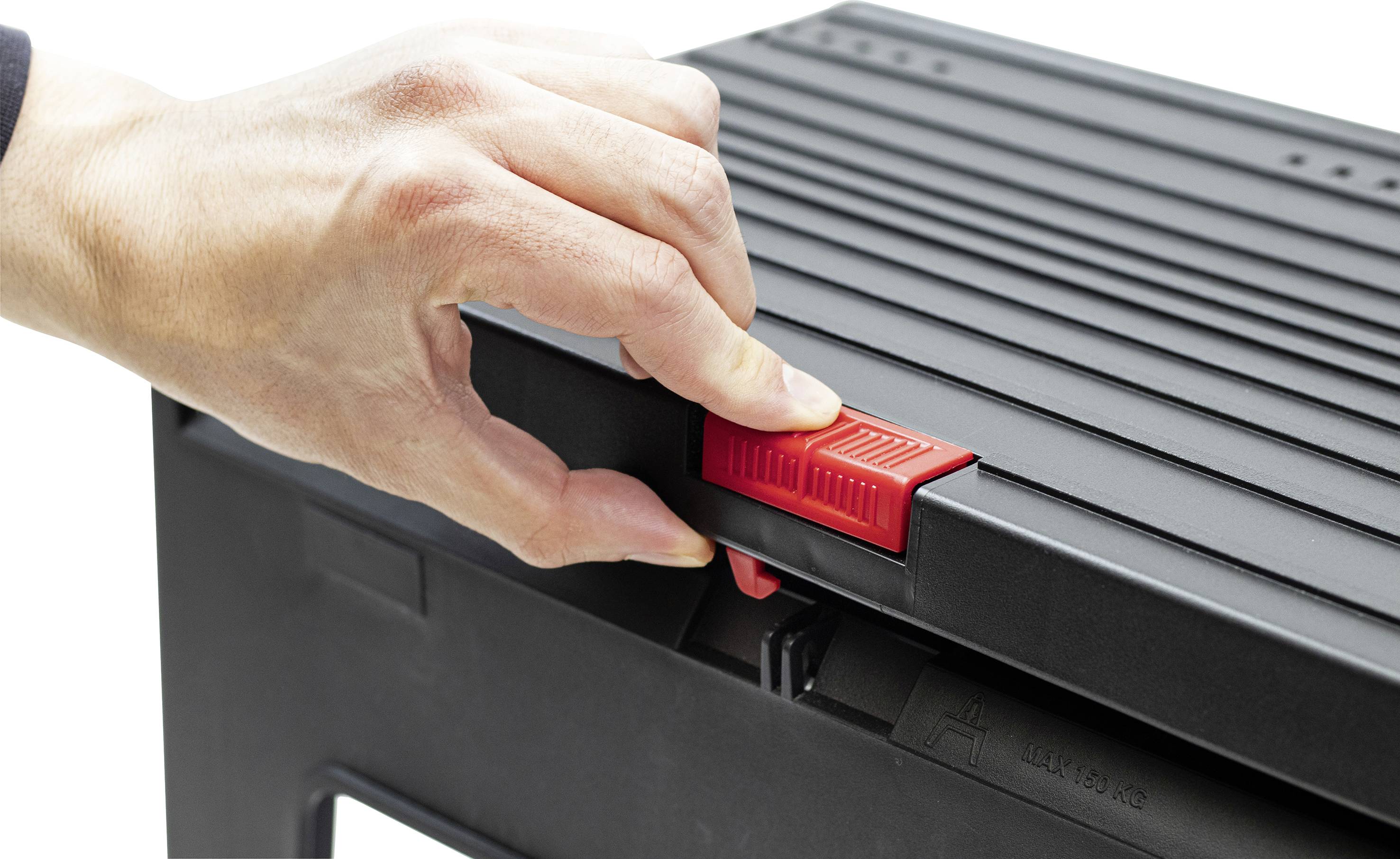 En hand skjuter en röd skjutreglage på ett svart, räfflat plastlock.