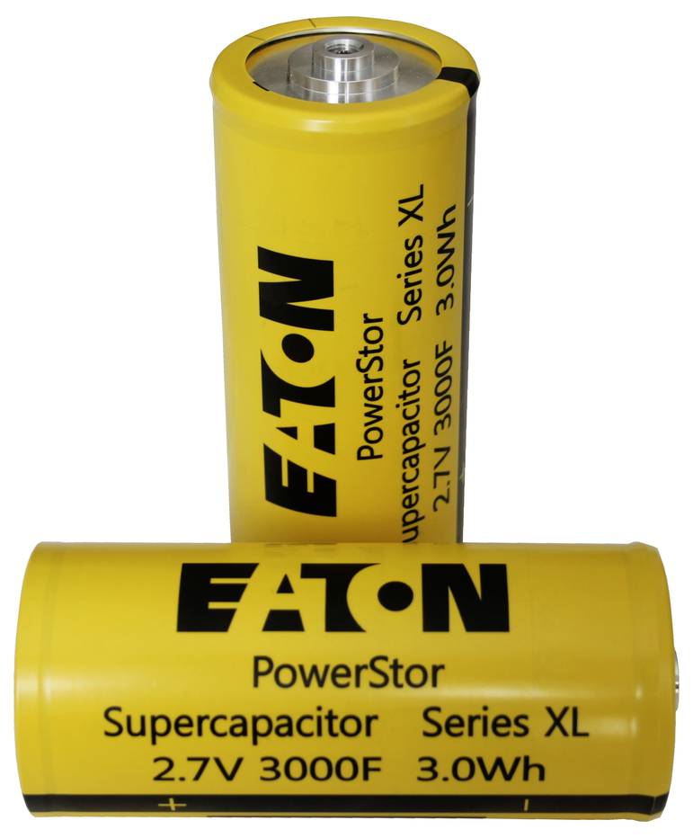 Två gula Eaton PowerStor superkondensatorer, märkta '2.7V 3000F 3.0Wh', placerade vertikalt och horisontellt.