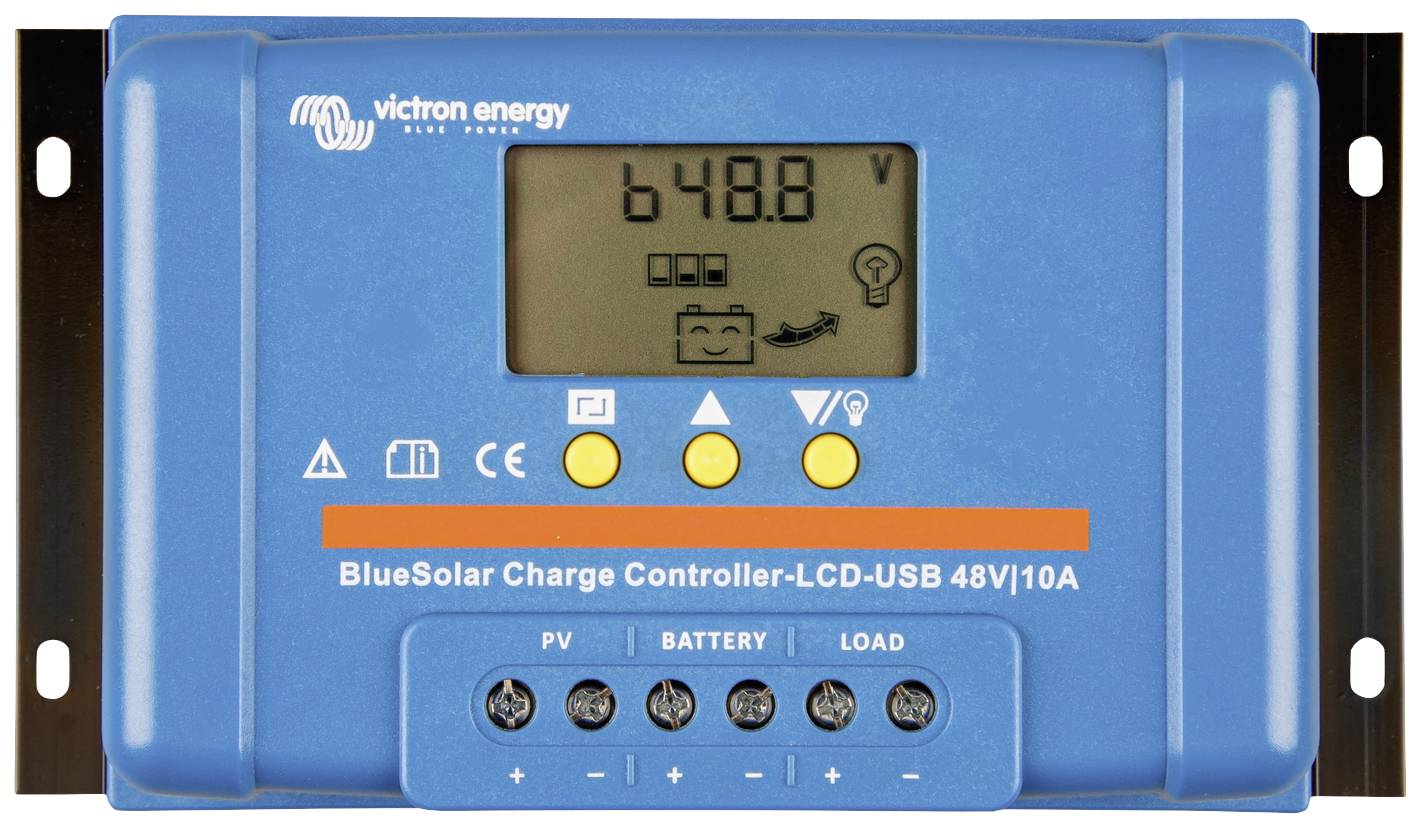 Solarladdregulator i blått från Victron Energy. LCD-skärmen visar en spänning på 64,8 V. Symboler för solpanel, batteri och last är synliga.