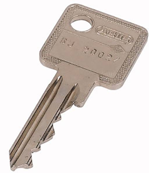 En metallnyckel med tandade kanter och ett hål borrat i änden. Ovanpå är siffrorna '20027' ingraverade.