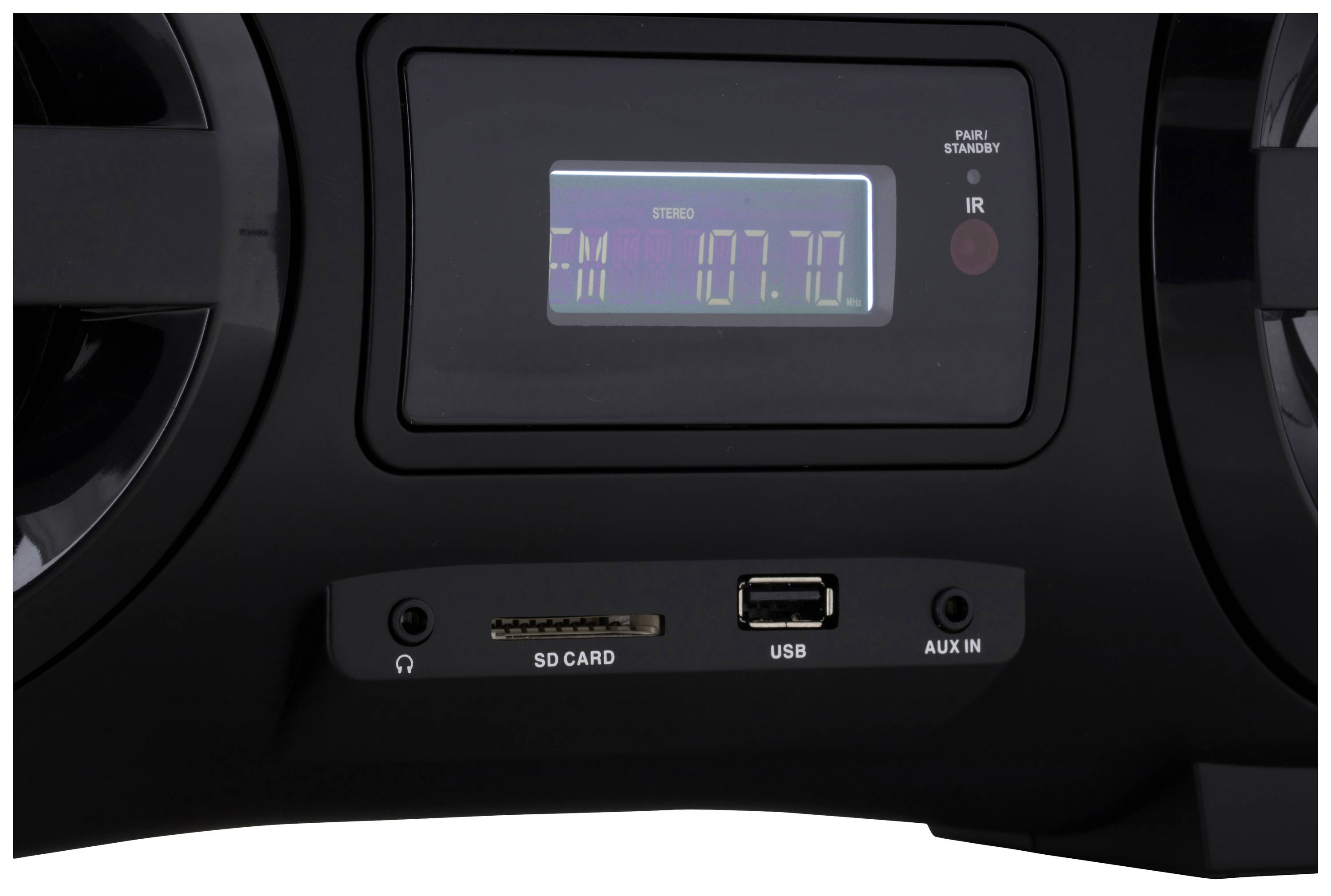 Digitalt bilradio-display visar 'FM 107.7 MHz', med gränssnitt för SD-kort, USB och AUX-ingång.