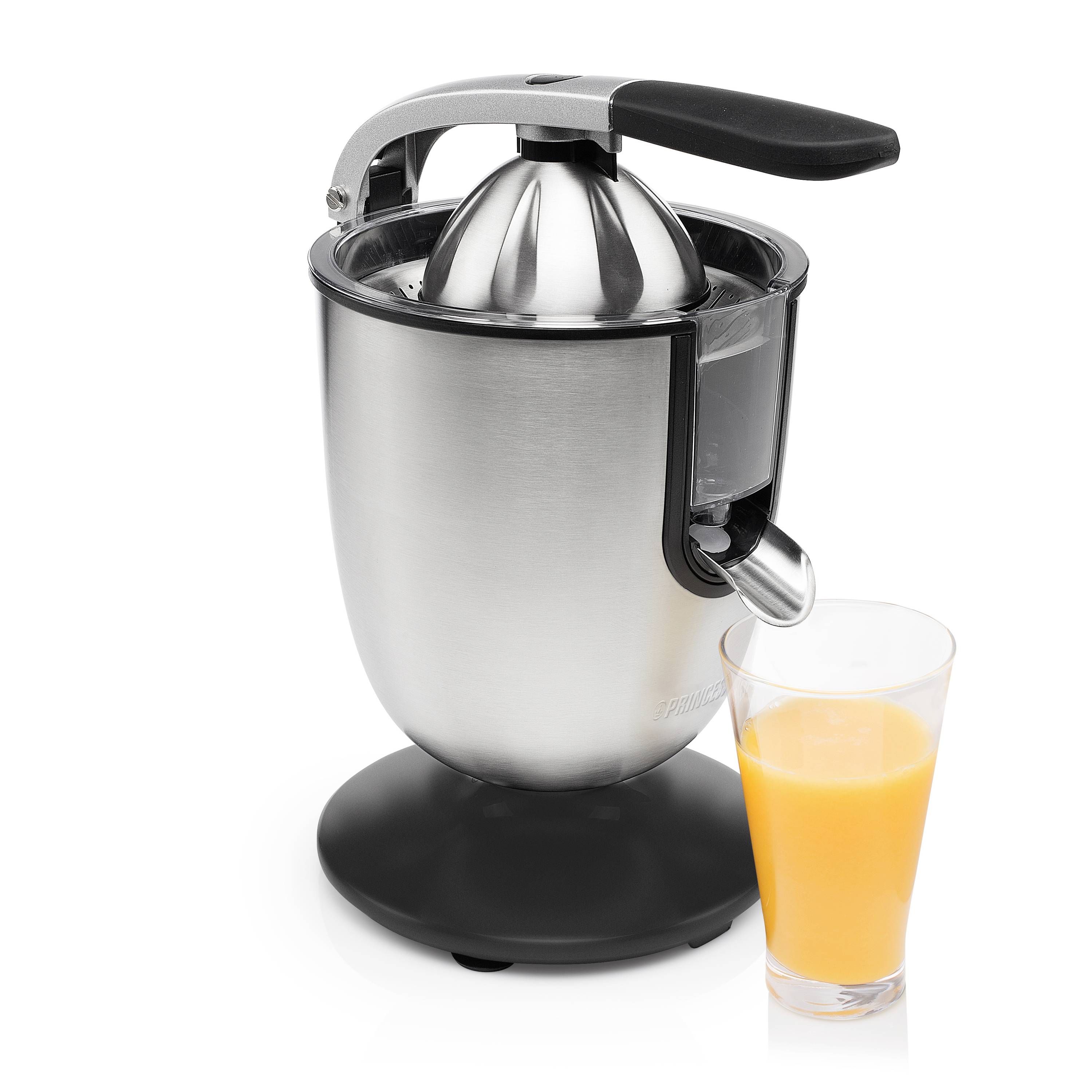 En elektrisk juicer i rostfritt stål med svart handtag står på en vit yta. Bredvid finns ett glas med färskpressad apelsinjuice.