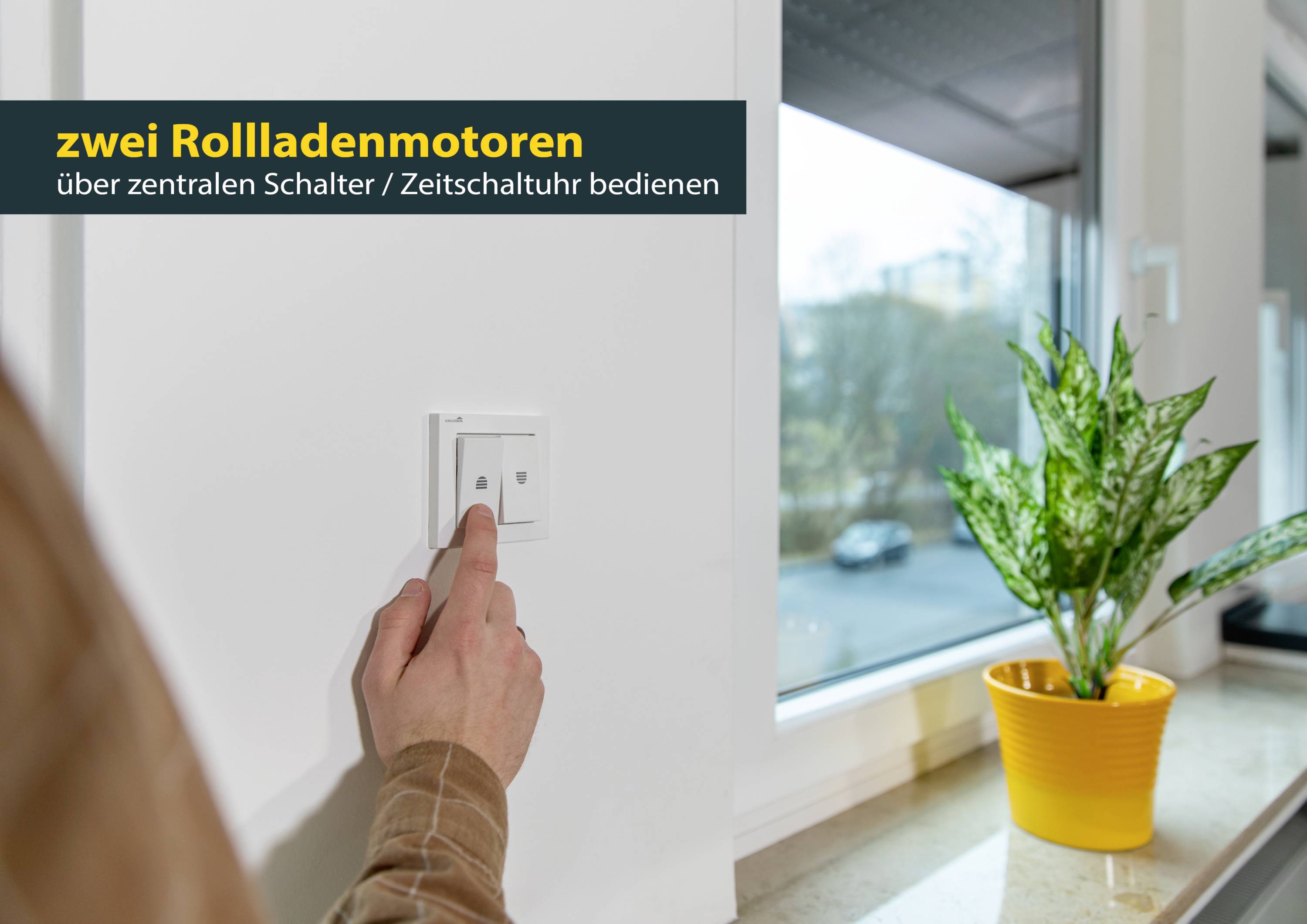 En hand manövrerar en väggströmbrytare bredvid ett fönster; text överst: 'två rullgardinsmotorer styrda via central strömbrytare/tidur'.