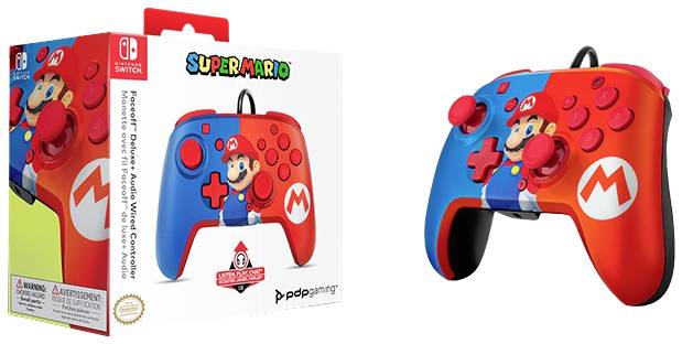 Nintendo Switch-handkontrollen med Super Mario-design visar Mario och Super Mario-logotypen. Förpackningen syns till vänster i bilden.