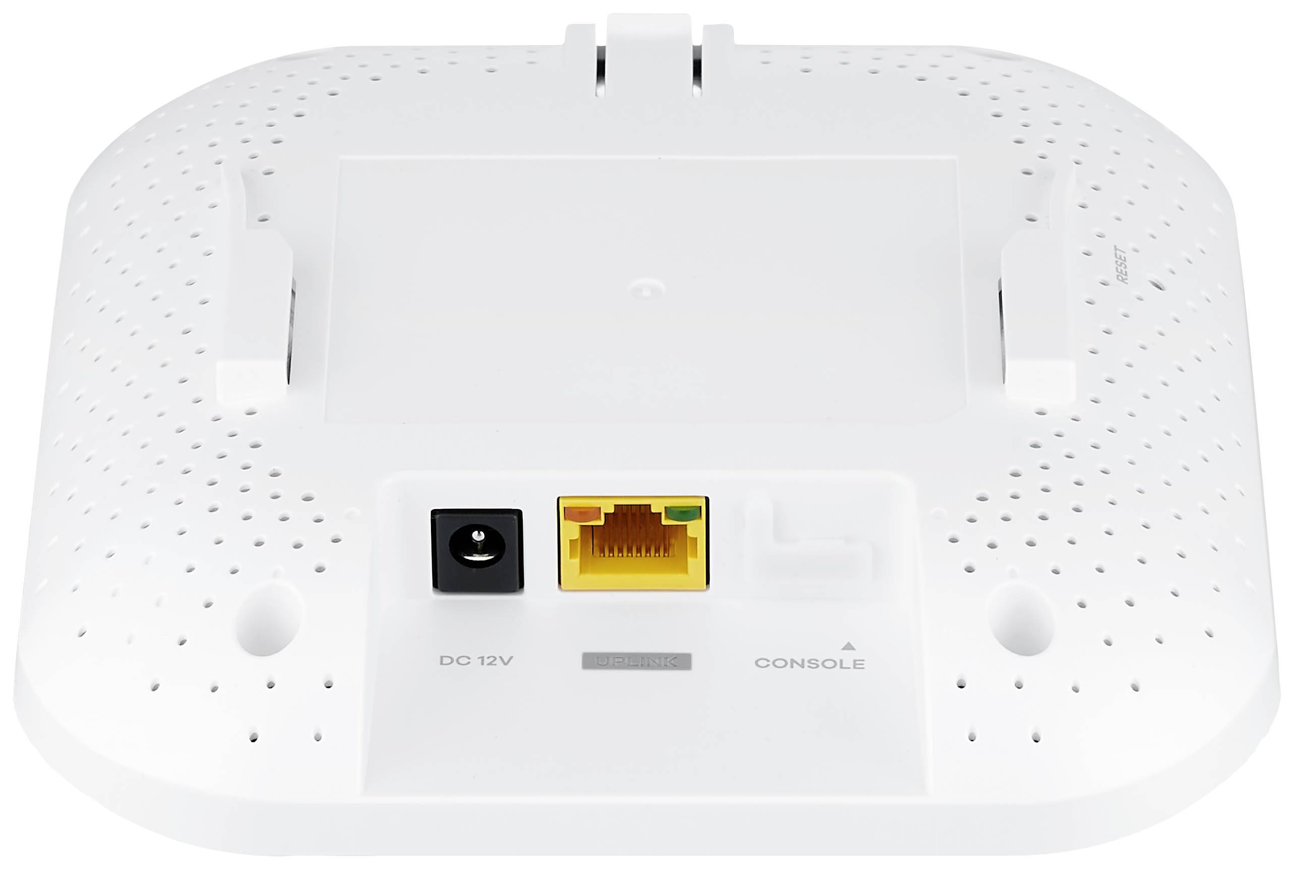 En vit WLAN-router sedd underifrån med anslutningar för ström och Ethernet samt en konsol för väggmontering.