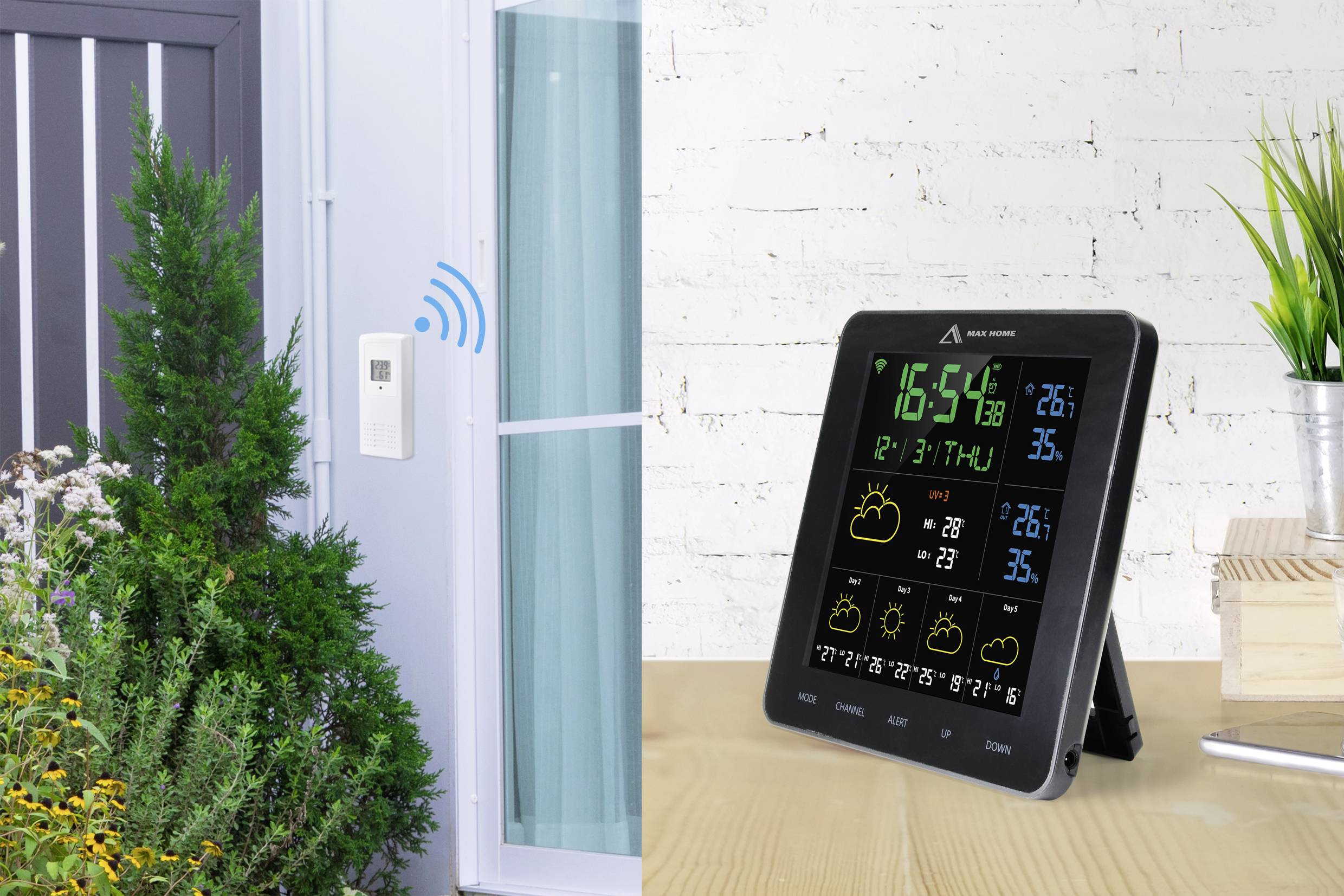 Digital väderstation visar temperatur, luftfuktighet och väderprognos. Utomhussensor vid huset mäter väderdata.