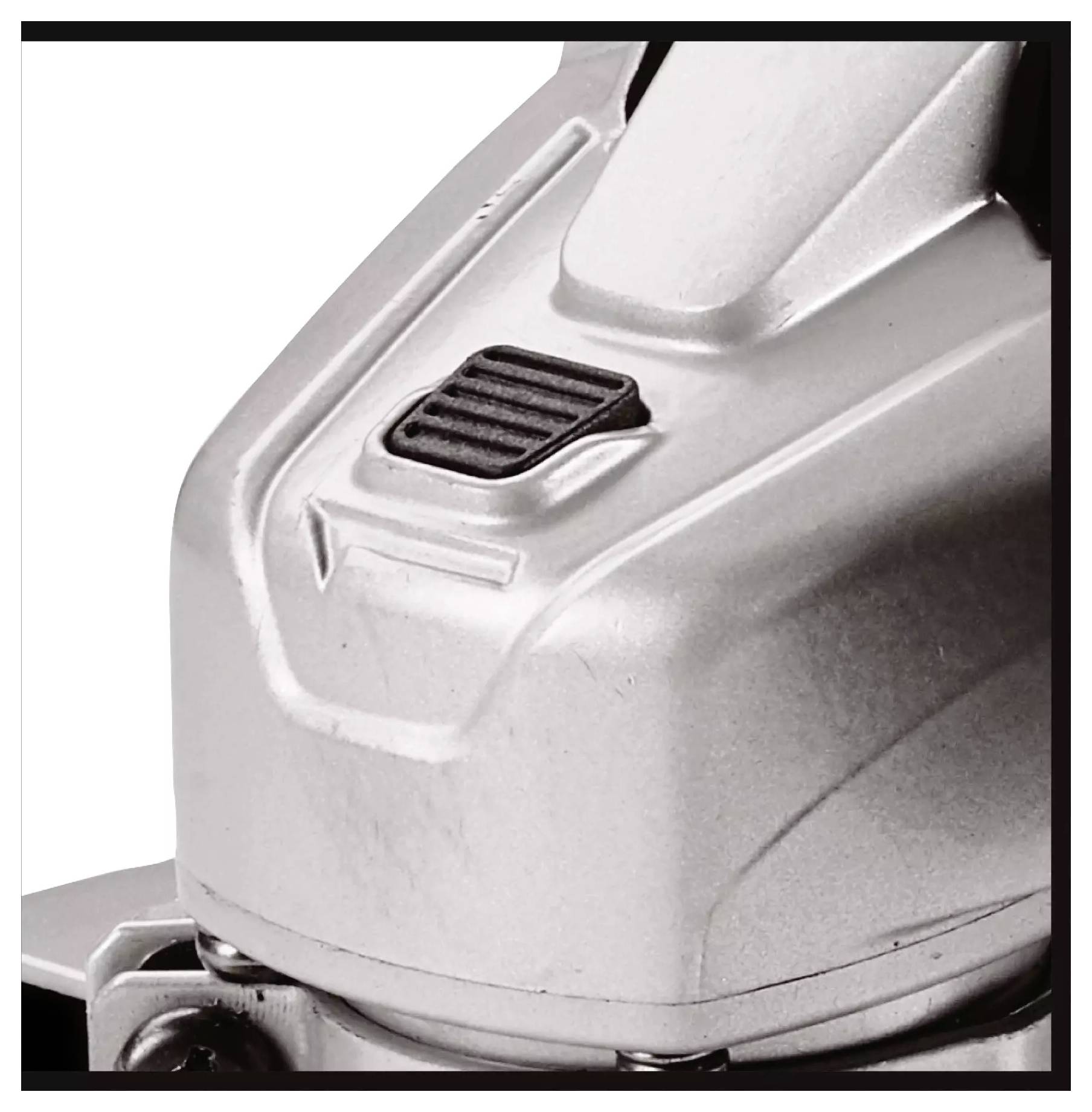 Närbild av ett silverfärgat elverktyg med en svart räfflad knapp på ovansidan, vilket indikerar dess kontrollmekanism.