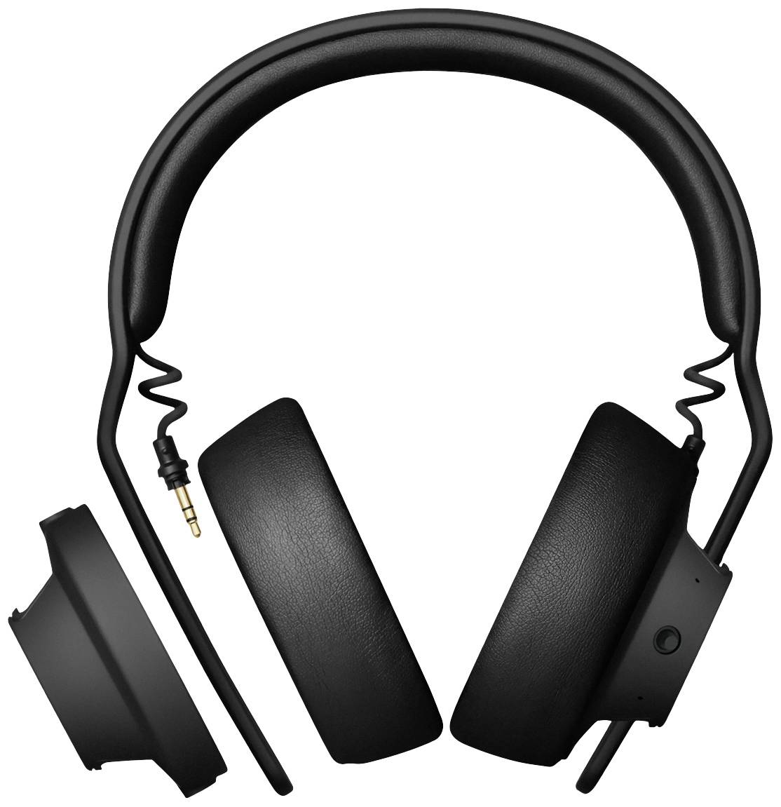 Svarta over-ear-hörlurar med borttagna öronkuddar, där 3,5-mm-kontakten är synlig, framför en vit bakgrund.