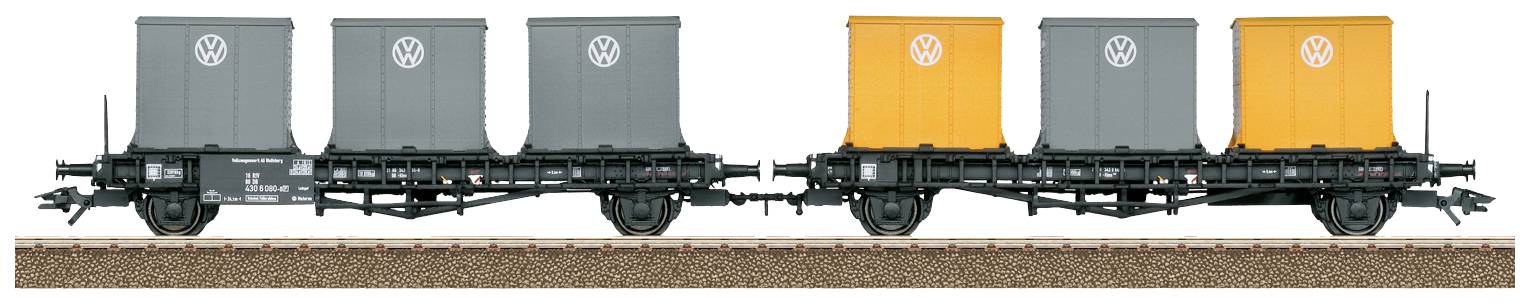 Modelltågsvagn med fyra containeröverdelar, två grå med VW-logotyp och två orangefärgade, på ett spärstycke.