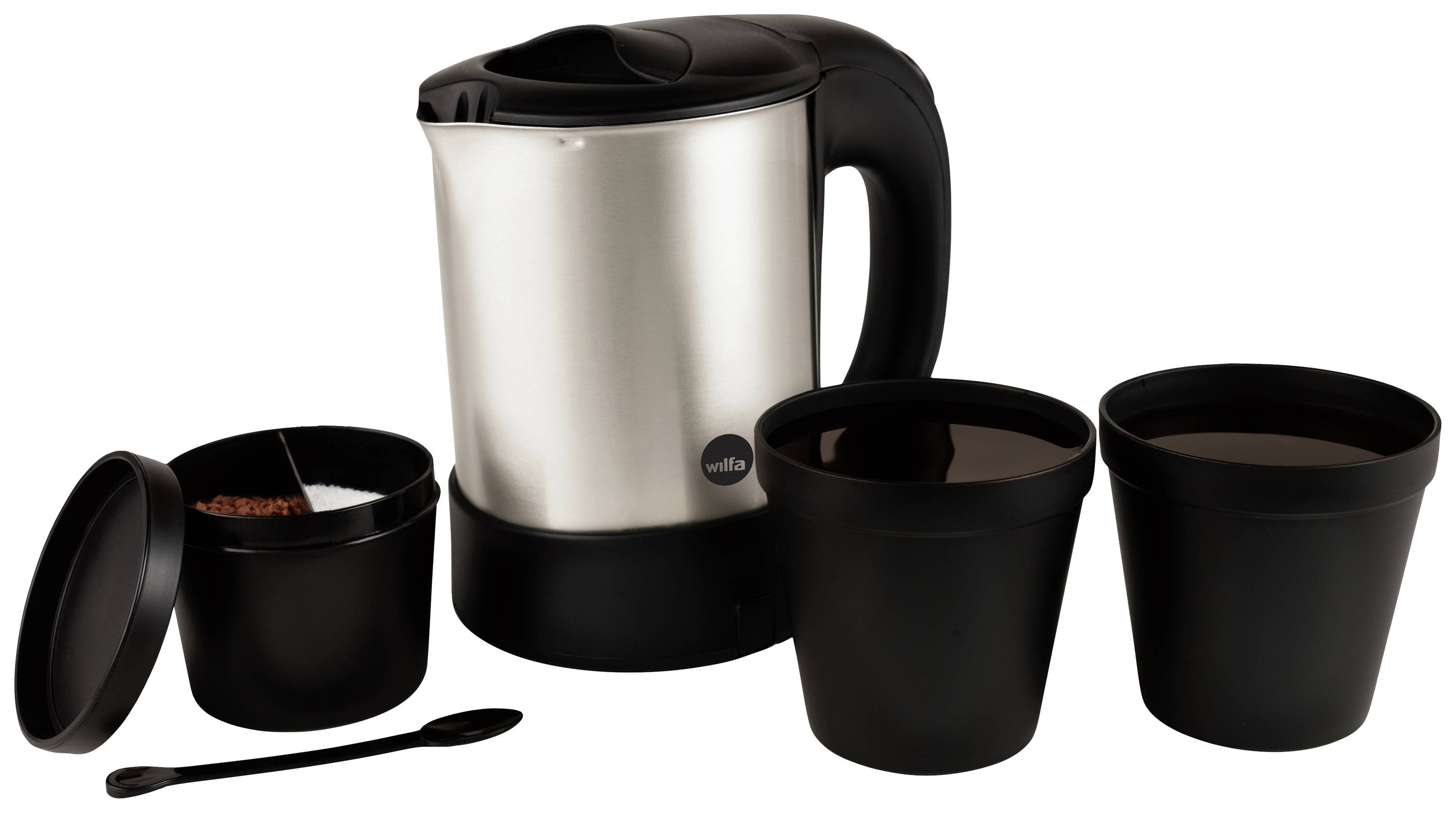 En silvergrå vattenkokare och tre svarta muggar, varav en är öppen och visar teblad. En svart sked ligger intill.