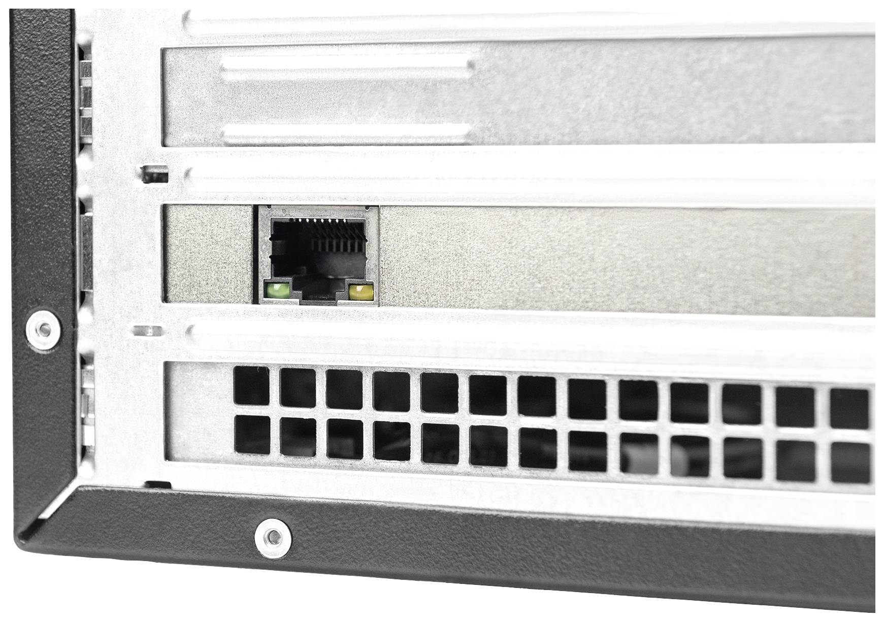 Närbild av baksidan på en server med LAN-anslutning och ventilationsgaller.